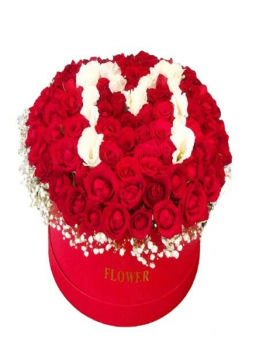 Yuvarlak Kutuda Baş Harf Güllerle