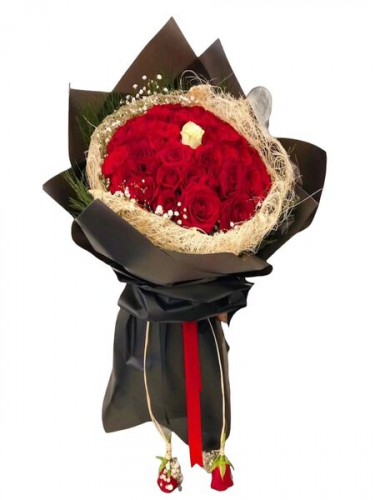 Siyah Kağıtta Kırmızı Güller