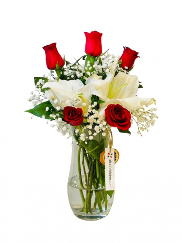 Vazoda 2 Lilyum ve 5 Gül