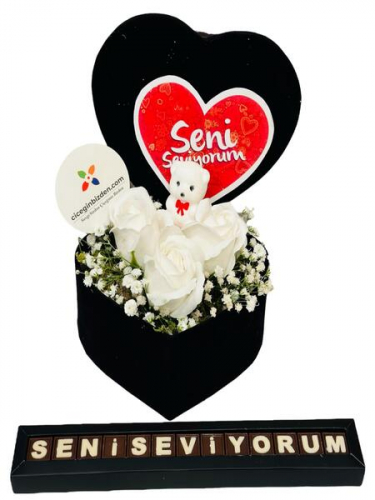 Kalp Kutuda Beyaz Güller ve Çikolata