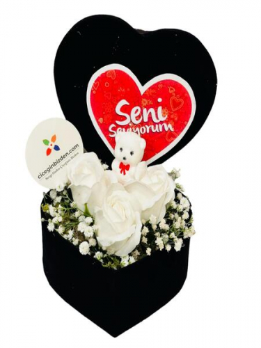 Kalp Kutuda Beyaz Güller