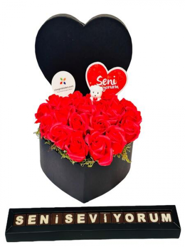 Kalpli Kutuda Güller ve Çikolata