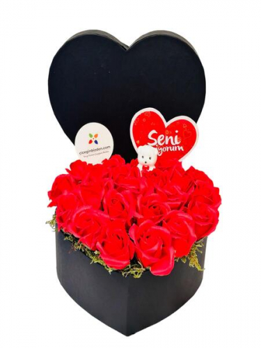 Kalpli Kutuda Güller