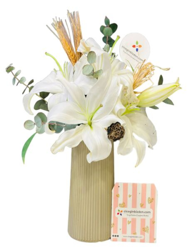 Bej Vazoda Lilyumlar